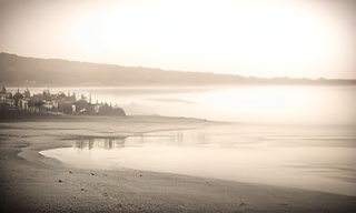 calm_Mediterranean_beach_with_simple_geometric_sha_seed_7188_steps_1.png
